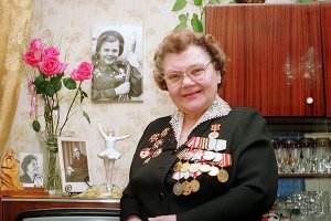 Нина Лобовская.Не слабый "иконостасик" для студентки...Вот нашел её постарше. Больше роты оприходовала!!! А говорят "...у войны не женское лицо..."