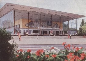 Нас водили на фильм в году 83-84 Спутник забили под завязку несколько школ свезли(все школы смотрели),потом только отрывками,но пару лет назад посмотрел целиком  ночью и с водкой,такие эпохальные вещи не могут нравятся ,но фильм тяжёлый,серьёзный и нужный.Ниже сказано что современные дети не смогли смотреть фильм у нас поначалу в зале тоже гвалт стоял,зал хз человек на 400-500 был.педагоги успокоили,смотрели все.И судя по отзывам моё поколение фильм и тему уже никогда не забудет.Я так понимаю что кино показывали по всему союзу,люди нашего поколения и в соседнем бедламе его смотрели,а их дети...