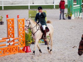 Нет, цвет довольно честный, для ахалтекинцев эта масть - от белой и даже розоватой (шерсть очень тонкая и просто розовая кожа просвечивает) до кремовой, желтовато-песочной и т. д. с металлическим блеском на солнце - довольно обычная. В русском эта группа раскрасок называется изабелловой мастью, примерно то же самое, что в этой же подборке названо кремелло.
А артефакты на фотке вызваны просто тем, что удаляли дефект НА ФОНЕ.
ЗЫ
Вот, у нас в Латвии есть такой конёк (он ещё молоденький, не сформировался)