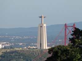 В Лиссабоне тоже имеется. Только там гора поменьше: