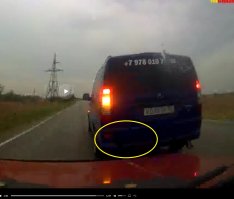 Если фары были включены у Жиги,то почему не видно на Мерсе этого ?