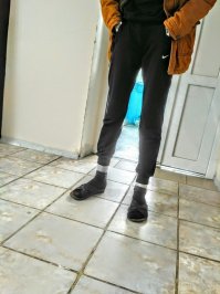 Чувак явно в больничке просто покурить на улицу вышел.