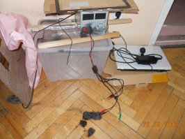 Вот мне тоже интересно! Хотя, когда коротнул испытуемый тыблоко 6S - завоняло палёным, сначала не поняли, что за схема на столе пергрелась - пока из гейфона дымок не пошёл :-). Как-то странно - а контроллер аккума на что, допконтроль в самой плате гейфона от превышения токов тоже, похоже, нормально не работает.
Вот товарищи мучаль гейфон шестой, результат на полу :-)...