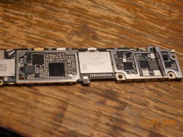 Самсунг - вообще один из лидеров по производству микроэлектроники и в частности - памяти. Но с гейфоном - ты не угадал :-). Платы 6S и 6S+.
Видим Хиникс и СанДиск. Но могут и СамСунь поставить, чего бы нет?