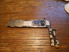 Самсунг - вообще один из лидеров по производству микроэлектроники и в частности - памяти. Но с гейфоном - ты не угадал :-). Платы 6S и 6S+.
Видим Хиникс и СанДиск. Но могут и СамСунь поставить, чего бы нет?