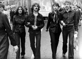 насчет джинсов - да был джинсовый культ, так же как и сейчас за всякими модными тряпками, у меня первыми были "варенки" в 1989году за 80рублей, отлично помню, что никаких особых чувств и придыхания они не вызвали (видимо правильно был воспитан)
" В чайной было хорошо. ...... Не занятые разговором люди пристально разглядывали мои джинсы, и я радовался, что сзади у меня имеет место профессиональное пятно — позавчера я очень удачно сел на шприц с солидолом." (с) А. и Б. Стругацкие,1965г.