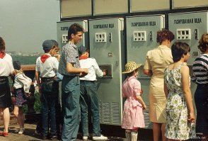 насчет джинсов - да был джинсовый культ, так же как и сейчас за всякими модными тряпками, у меня первыми были "варенки" в 1989году за 80рублей, отлично помню, что никаких особых чувств и придыхания они не вызвали (видимо правильно был воспитан)
" В чайной было хорошо. ...... Не занятые разговором люди пристально разглядывали мои джинсы, и я радовался, что сзади у меня имеет место профессиональное пятно — позавчера я очень удачно сел на шприц с солидолом." (с) А. и Б. Стругацкие,1965г.