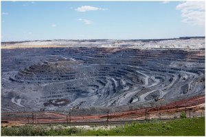 Неплохой городок, хулиганья только много. Помню там ещё в союзе был 1 или 2 чирикающих светофора для слепых. Такое потом я уже в москве увидел, а сейчас везде такие стоят. 
 Ну, от меня капля дёгтя, без обид, такова моя натура:
 2 Карьера в 10 км от города, со взрывами ,пылью и радиацией, экологичный завод гбж ( над которым дохли стаи пролетавших воробьёв) и цементный завод.