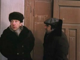 «Слушай, друг, у тебя хорошие глаза, сразу видно, что ты хороший человек», – обращается Хачикян к парню, который стоит, заложив руки за спину рядом с милиционером у двери районного суда. – Там хороший парень погибает, помоги.
Подходит второй милиционер, они берут его под руки и ведут к «воронку». У «воронка» парень оборачивается и кричит:
– Извини, генацвале, лет через пять помогу!