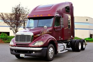 Машинка красивая конечно. Но поумничаю, помечтаю после обеда 
России нужно принять программу производства нормальных капотных грузовиков в полной линейке, ну и пикапов, соответственно. Всё проверено на просторах Америки, а у нас они аналогичные. Да, для этого нужно поменять регламент длинны автопоездов, классификацию прав и прочая... но мне кажется, без этого никак. Хватит из Камаза делать все грузовики и траки на все случаи жизни. Не получаетя. Время это показало. Что плохого, если и у нас будут такие, как на фото.