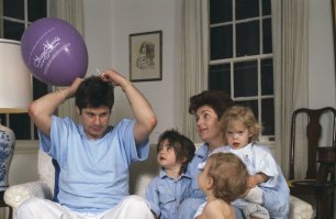 Девочка на руках - явно что-то знает, ну или подозревает