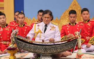 Там обычно премьерминистры за власть бьются. Принцесса-ангел, как называют её тайцы, точно не авантюристка. Занимается благотворительностью и наукой.