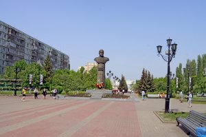 С "куя" ли. В 2011 году была реконструкция. Клумбу сделали, Фонари поставили. Вот фото после ремонта. С права ни чего не поменялось, слева тот же кустик. Или ты считаешь бюст вместе с площадью двинули?