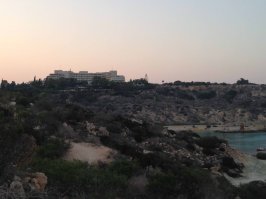 А чего автор хотел? Тихое место, предлагается для семейных пар. Для ночной жизни надо ехать в Айя-Напу. А тут стоит только 2 отеля - 5 звезд и апартаменты. И там и там останавливались - разница в обслуживании большая... В 5 звезд любое замечание тут же бегут исправлять. Каждый выбирает место для отдыха сам. Уровень комфортности зависит только от кошелька.