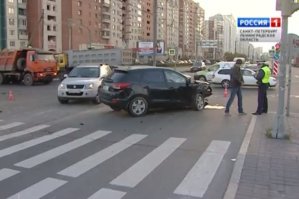 ""По словам водителя внедорожника, он выехал на перекресток, чтобы повернуть, и встал. В этот момент со стороны Комендантской площади спешил легковой автомобиль. Вероятно, высокая скорость не позволила водителю вовремя сориентироваться. 
Водитель и пассажир «Гетца» были госпитализированы в состоянии средней степени тяжести. Пострадавших из легковушки доставал сам водитель внедорожника. По его оценке, их травмы вряд ли представляют угрозу жизни. А вот автомобили, причем оба, восстановлению, вероятно, уже не подлежат...""
Отсюда spbvoditel.ru/2015/10/14/051/