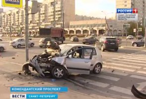 ""По словам водителя внедорожника, он выехал на перекресток, чтобы повернуть, и встал. В этот момент со стороны Комендантской площади спешил легковой автомобиль. Вероятно, высокая скорость не позволила водителю вовремя сориентироваться. 
Водитель и пассажир «Гетца» были госпитализированы в состоянии средней степени тяжести. Пострадавших из легковушки доставал сам водитель внедорожника. По его оценке, их травмы вряд ли представляют угрозу жизни. А вот автомобили, причем оба, восстановлению, вероятно, уже не подлежат...""
Отсюда spbvoditel.ru/2015/10/14/051/