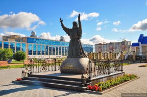 Эти скульптуры у нас делали в Чайковском (95 км от Ижевска).
Лично видел на территории бывшего РМЗ. Крокодила давно, а монаха - года 3 назад примерно.