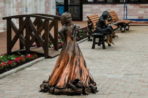 Огневушка поскакушка
– Какая Поскакушка?

Дедко Ефим тогда и объяснил:

– Слыхал, дескать, от стариков, что есть такой знак на золото – вроде маленькой девчонки, которая пляшет. Где такая Поскакушка покажется, там и золото. Не сильное золото, зато грудное, и не пластом лежит, а вроде редьки посажено. Сверху, значит, пошире круг, а дальше все меньше да меньше и на нет сойдет. Выроешь эту редьку золотого песку – и больше на том месте делать нечего. Только вот забыл, в котором месте ту редьку искать: то ли где Поскакушка вынырнет, то ли где она в землю уйдет.........