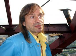 и он тоже завидует)