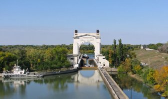 Совсем мелкий ещё был, начало 80-х, гостил там у дяди на каникулах. Если во дворе меня не было, 100% знали где искать - на шлюзах!
