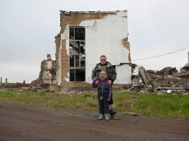 Вот уж не думал что столько земляков на Фишках обитает!!! Сам уехал из города в 2013 году. Вот я с дочкой на Халмерь-Ю у дома культуры. Куда кстати Путин и стрелял.