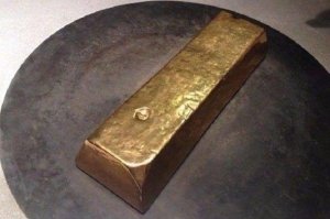 На всякий случай приклеен суперклеем к железному столу и смазан вазелином.