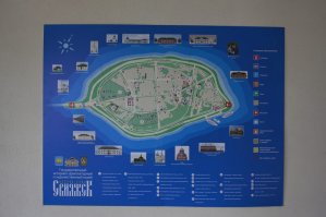 Россия необъятная, всего не посетишь. Интернет вам в помощь...

Свияжск — маленький остров, обнимаемый могучими волнами великой русской реки. В 1833 году Свияжск посетил Пушкин. С тех пор существует предание, что именно его имел в виду поэт, описывая остров Буян в «Сказке о царе Салтане». Разумеется, это всего лишь легенда (о царевне Лебедь Александр Сергеевич написал в 1831 году), но в неё легко верится, потому что Свияжск действительно сказочной красоты остров. Там хочется бродить между церквушек и обветшалых домиков, любоваться природой, стоять на берегу и думать о прошлом и будущем.
Источник: