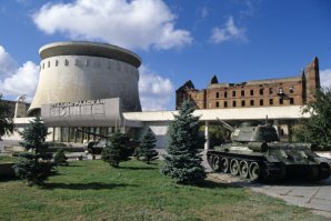 про панораму забыл, да много еще про чего, прочитал про то что военную тематику затрагивать не хочешь, но неправильно это как то, город из руин восстановили, как тут без этого