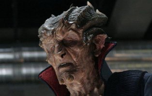 Билл Найи - довольно колоритный актёр. Виктора в "Другом мире" он сыграл, конечно, отлично. Также запомнился по фильму "Я Франкенштейн", где он играл главного злодея - принца Наберия. Злодеи у него получаются отменно. За Билла плюс.