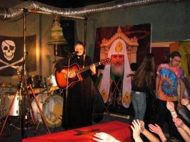 Жалко человечка на флаге...хотя, этот в белом чепчике, с права, тоже пострадал!