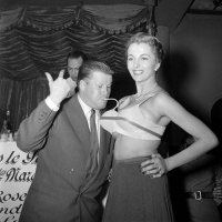 Вот нижнее бельё тех лет, а у автора девущки в летних платьицах в основном.