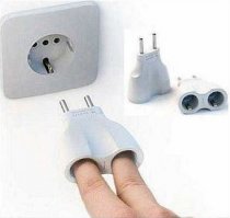 По идее да, тоже сразу об этом подумал. При нормальной автоматике в щитке автомат выбьет от КЗ еще до того как через проволоку пройдет в тело достаточный ток, а если человек будет стоять в тазике, то выбить возможно успеет УЗО. Но и даже без всего действительно скорее всего скрутка расплавится раньше и максимум будет ожог. 
Вот кстати правильный вариант: