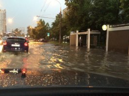 а еще безумные пробки, из-за того, что в миллионнике нет метро, нет ливневки - первый дождик превращает в Венецию, и обладатели подземных паркингов превращаются во владельцев батискафов.
Зато в городе много фонтанов и казаков - как фетиши прошлого губернатора.