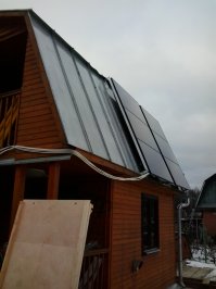 Весь год дачный домик живет на солнышке, с учетом того, что зимой придурок председатель отрубает всем свет - очень даже круто. Только вешать на крышу дома 6 панелей задолбались. Инвертор наш, с сайта invertor.ru, контроллер Тристар америкосовский.