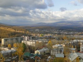 сказочный город - это последнее, что приходит в голову, если вы хоть раз были в Златоусте. Это промышленный уральский город, славящийся металлургией, оружием, гравюрами. Никаких мимими, старые горы, хвойные леса, холодные озера. Сказы Бажова - это тоже не детские сказочки, а рассказы горнорабочих, которые они травили после тяжёлых смен. 

В чем смысл этого поста? Надерганы фотки  из интернета без подписи, информация о проходящих мимо трассах и ни слова об истории, ни слова об оружейной славе Златоуста, ни слова о Бажове и его сказах. Просто обидно за соседей, всю их славу и гордость свели к парку, открывшемуся год назад. Это похоже на "сказочный город"?