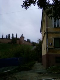 Город просто шикарен. Но вот администрацию города нужно казнить за то, как они к нему относятся.
Вот так выглядит город всего в 500-х метрах от кремля.
Но даже не смотря на это, считаю одним из красивейших городов России.