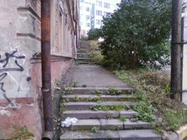 Город просто шикарен. Но вот администрацию города нужно казнить за то, как они к нему относятся.
Вот так выглядит город всего в 500-х метрах от кремля.
Но даже не смотря на это, считаю одним из красивейших городов России.