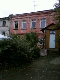 Город просто шикарен. Но вот администрацию города нужно казнить за то, как они к нему относятся.
Вот так выглядит город всего в 500-х метрах от кремля.
Но даже не смотря на это, считаю одним из красивейших городов России.