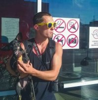 На этой фото явно не хватает знака, запрещающего тёмные очки.