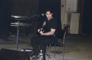 Помню этот кадр, акустический концерт, на НТВ в 199* году! Я его на кассету ещё записал. Вообще, легендарный человек, я с 6-и лет слушаю Наутилус Помпилиус! Удачи и здоровья Славяну!