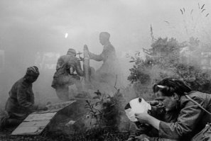 Великая Отечественная война. Орловско-Курское направление. Санинструктор А. Соколова оказывает помощь раненому на поле боя.