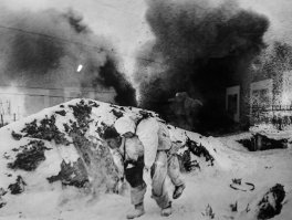 Великая Отечественная война. Орловско-Курское направление. Санинструктор А. Соколова оказывает помощь раненому на поле боя.