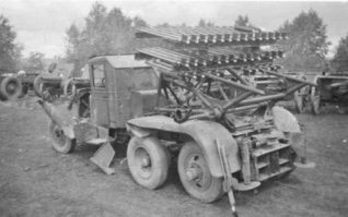 Первое. После того, как в 1942 БМ-8-24 на базе лёгкого танка были сняты с вооружения из-за израсходования ресурса шасси, снятые с них ПУ прямо в частях монтировали на все попавшие под руку автомобили. 
Первое фото в инете обычно "продают" как БМ-8-40 на шасси ГАЗ-ММ. 
Хотя при таком качестве снимка это может быть и БМ-8-24 на ЗИС-6.

Второе - обычно утверждается, что установка БМ-8-36 была разработана как замена для БМ-13 на ЗИС-6. Тяжёлых ЗИС-6 не хватало даже для буксировки ствольной артиллерии. 
Бесспорных фотографий ГАЗ-ААА с установленной БМ-8 я не нашёл, хотя все "авторитеты" утверждают, что какое-то количество таких установок всё-таки выпустили в конце 41 - начале 42 года. На втором фото, скорее всего, ЗИС-6 с БМ-8-36, хотя в инете его обычно подписывают как "ГАЗ-ААА". Ну, примерно так оно и выглядело.