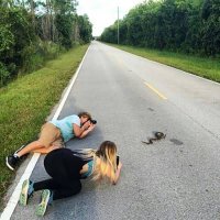 Подругу фоткают.