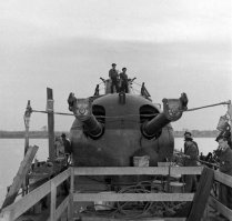 Кстати, в отличии от "танкостороя", французы очень порадовали в разработке подлодок. В данном случае, подводного крейсера, на борту которого также был самолёт-разведчик.

История подводной лодки уходит своими корнями к человеку, в честь которого она была названа – Роберт Сюркуф. Французский капер и пират в свое время получил прозвище «Гроза морей», за то что был неуловимым пиратом для английского флота и смог увести около 15 кораблей Британии за 90 дней.
И вот подводная лодка, получившая имя легендарного француза, также была неожиданным решением с максимальными возможностями для военно-морского применения.

В 1922 году, согласно договору по ограничению численности и водоизмещения надводных кораблей, многие морские государства увидели брешь в договоре – там не были указаны подводные корабли. Началась эра строительства подводных крейсеров с огромными возможностями.

Франция начинает строить подводные крейсера с 1927 года. Закладывают три подводных корабля. Однако французы успели достроить только один из них, как вступает в силу Лондонский договор, согласно которому подводные корабли ограничивают в калибре – главное орудие не должно иметь калибр более 155 мм.

Кстати, данная подлодка в договоре внесена в исключения, но строительство остальных было полностью остановлено.Именно данный подводный корабль получает имя легендарного француза – Сюркуф. Лондонский договор не зря внес подлодку «Сюркуф» в исключения – вооружение лодки составили два орудия 203х50 мм калибра. На то время торпеды – дорогое и новое оружие. Точность и поражающее расстояние торпед совсем небольшие с точки зрения использования торпед как основного оружия подводных лодок. К 1923 году во Франции складывается определенное мнение у специалистов в области построения подводных лодок, что артиллерийские орудия, состоящие на вооружении подводных лодок, не могут быть эффективны при поражении кораблей противника. Артиллерийское орудие калибра 203 мм было обосновано в первую очередь возможностью поражать любые транспорты противника.

«Сюркуф» становится вершиной инженерной мысли того времени. Субмарина сочетает в себе все возможности подводной лодки и огневых возможностей надводного корабля. Огромное водоизмещение субмарины - в 4.3 тысячи тонн, дополнительно вооружена 22 торпедами, с возможностью ведения огня при неполном всплытии. Длина подлодки 110 метров, дальность хода около 12 000 миль. Подлодка несла на себе гидросамолет, так что можно сказать, что «Сюркуф» был выполнен как подводный авианосец.

Подлодка «Сюркуф» поступает на вооружение военного флота Франции в 1932 году. Но то, что оказалось хорошо на чертежах и при осмотре невооруженным взглядом, оказалось совсем не таким в использовании. При неполном всплытии стрелять оказалось практически невозможно, нарушалась герметизация орудийной башни. Ремонт гигантской субмарины оказался очень сложным, при строительстве подлодки использовали нестандартный подход к креплению деталей и блоков, многие соединения откручивались либо в обратную сторону, либо специальным ключом или вообще с применением нестандартного откручивания.

Гидросамолет Бессон МБ.35, который поступил вместе с лодкой на вооружение, уже не справлялся с требуемыми заданиями, его меняют на гидросамолет Бессон МБ.410.01, который был выполнен как артиллерийский корректировщик. Новый самолет собирался очень быстро, вытащенный из специального ангара 2 на 7 метров, расположенного за главной рубкой, он собирался в течение 4-х минут, опускался на воду и поднимался с помощью специального крана.

К началу 2-й мировой войны подводный гигант «Сюркуф» совершил большое количество визитов в различные порты мира, демонстрируя собой мощь и величие морского флота Франции. Объявление войны застало «Сюркуф» далеко от Франции. Вместе с британским конвоем она прибывает во Францию, где становится на ремонт. Чтобы не быть захваченной, в июле 40 года субмарина «Сюркуф» срывается с ремонта и уходит через Ла-Манш в Англию. В середине июля 1940 года она на одном двигателе приходит в Британский Девонпорт. Туда же стягиваются оставшиеся корабли французского военно-морского флота.

Все корабли поступают под командование легендарного французского генерала Шарля де Голля. Начинается раскол среди французских военных на два противоположных лагеря. Не все хотят воевать против своих соотечественников. На «Сюркуфе» происходит саботаж, в результате которого погибают несколько человек. Подлодка «Сюркуф» остается в Британском порту.

Однако события у берегов Алжира в конец портят союзнические отношения. Английские корабли предложили французской ВМБ в Мерсель-Кебире или перейти на сторону союзников и воевать против германо-итальянских нацистов, или сложить оружие. В результате более 1200 французских военных моряков погибает. Это приводит французов в Британии в неадекватное состояние. На примере подводного корабля «Сюркуф» можно оценить эффект от данного действия английского флота. Только 14 человек из порядка полутора сотен членов экипажа остаются для продолжения боевых действий против нацистов. Остальные конвоируются в Ливерпульский лагерь для военнопленных.

На плечи французского офицера Луи Блезона ложится вся ответственность за дальнейшую судьбу «Сюркуфа». Он набирает команду из французских моряков, присоединившихся к «Свободной Франции», и гражданских матросов французского торгового флота. То было непростое время, когда мало кто точно представлял себе всю сложившуюся ситуацию. Немецкие пропагандисты постоянно призывали французов вернуться домой и не слушать английских аристократов. Гидросамолет «Сюркуфа» совершает несколько разведывательных вылетов, но в результате поломок остается на берегу, где его пытались починить своими силами, но неудачно.

В ходе проведения различных операций на море, в которых подлодка принимала участие, она в итоге попадает в американский Портсмут. Положение на подлодке очень плачевное – 10 человек содержались под арестом, общая атмосфера на «Сюркуфе» была крайне низкой. Чуть погодя лодка получает повреждения при маневрах, происходит столкновение с американской подлодкой.

Повреждения не успевают отремонтировать, как лодка получила приказ на переход для пополнения боевой мощи «Свободной Франции». В то время японцы уничтожили американский флот в Перл-Харборе, и союзники нуждались в любых боевых силах, способных увеличить военно-морскую мощь на море. При переходе в Сен-Пьер из Галифакса, в начале 1942 года субмарину преследуют неприятности. Шторм повреждает рубку, заклинивает орудийную башню, повреждает люки, надстройки и торпедные аппараты. Потеряв большую часть мореходности, подлодка возвращается в Галифакс.

Практически сразу «Сюркуф» получает приказ совершить переход на Таити, через Бермуды.«Сюркуф» приходит на Бермуды с опозданием, так как успел получить очередные повреждения. Повреждения получила двигательная установка, примерный ремонт которой требовал около полугода ремонтных работ.
Из секретных донесений, положение на «Сюркуф» не улучшилось. Моральное состояние экипажа было ужасным.

Предлагались разные варианты в связи с огромными повреждениями и тяжелым моральным состоянием экипажа. Один из них - перегнать подлодку в Англию и списать. Но подлодка олицетворяла собой военно-морскую мощь Франции и много значила для морального духа «Свободной Франции». Адмирал Хортон принимает решение о дальнейшем переходе подлодки на Таити. В начале февраля 1942 года подводный корабль получает приказ продолжить движение к Таити.

12 февраля 1942 года подводный крейсер «Сюркуф» вышел из порта в Бермудах и пошел в надводном положении через Карибское море на Таити. Кроме предполагаемого маршрута и приблизительных координат, больше никаких сведений о подлодке «Сюркуф» нет. 19 февраля в Англию приходит секретная телеграмма – подлодка «Сюркуф» не прибыла в пункт назначения.

Было много предположений о возможном столкновении французского «Сюркуф» с американским судном или о переходе «Сюркуф» на Мартинику вследствие полного морального падения на корабле и нежелания продолжать участвовать в боевых действиях. Но как бы то ни было французский подводный крейсер вошел в историю как мощный боевой корабль, который с момента начала своей службы и до сих пор олицетворял и будет олицетворять военно-морскую мощь Франции. Возможно, история о чем-то умолчала, и дух великого французского капера до сих пор волнует воды морских просторов.

Основные характеристики:
- год спуска 1929;
- год выхода из флота 1942;
- официальная версия – затонула;
- тип подлодки - крейсерская ДПЛ;
- скоростные характеристики под/над 10/18 узлов;
- рабочая глубина до 80 метров;
- длительность плавания до 3 месяцев;
- команда корабля до 150 человек;
- ширина 9 метров;
- осадка 7 метров;
- два дизеля общей мощностью 15 000 л.с;
Вооружение:
- два орудия 203х50 мм;
- 14 ТА 550 и 400 мм, боезапас 22 торпеды;
- две артпушки 37 мм;
- четыре 13.2-мм пулемета;
- один гидросамолет Бессон 411

Дополнительная информация.
Не всех до сих пор устраивает официальная версия гибели подводного крейсера «Сюркуф». Французские историки и исследователи до сих пор стараются найти подлодку или узнать точнее о судьбе великого для Франции подводного корабля.