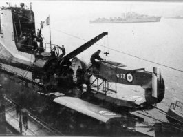 Кстати, в отличии от "танкостороя", французы очень порадовали в разработке подлодок. В данном случае, подводного крейсера, на борту которого также был самолёт-разведчик.

История подводной лодки уходит своими корнями к человеку, в честь которого она была названа – Роберт Сюркуф. Французский капер и пират в свое время получил прозвище «Гроза морей», за то что был неуловимым пиратом для английского флота и смог увести около 15 кораблей Британии за 90 дней.
И вот подводная лодка, получившая имя легендарного француза, также была неожиданным решением с максимальными возможностями для военно-морского применения.

В 1922 году, согласно договору по ограничению численности и водоизмещения надводных кораблей, многие морские государства увидели брешь в договоре – там не были указаны подводные корабли. Началась эра строительства подводных крейсеров с огромными возможностями.

Франция начинает строить подводные крейсера с 1927 года. Закладывают три подводных корабля. Однако французы успели достроить только один из них, как вступает в силу Лондонский договор, согласно которому подводные корабли ограничивают в калибре – главное орудие не должно иметь калибр более 155 мм.

Кстати, данная подлодка в договоре внесена в исключения, но строительство остальных было полностью остановлено.Именно данный подводный корабль получает имя легендарного француза – Сюркуф. Лондонский договор не зря внес подлодку «Сюркуф» в исключения – вооружение лодки составили два орудия 203х50 мм калибра. На то время торпеды – дорогое и новое оружие. Точность и поражающее расстояние торпед совсем небольшие с точки зрения использования торпед как основного оружия подводных лодок. К 1923 году во Франции складывается определенное мнение у специалистов в области построения подводных лодок, что артиллерийские орудия, состоящие на вооружении подводных лодок, не могут быть эффективны при поражении кораблей противника. Артиллерийское орудие калибра 203 мм было обосновано в первую очередь возможностью поражать любые транспорты противника.

«Сюркуф» становится вершиной инженерной мысли того времени. Субмарина сочетает в себе все возможности подводной лодки и огневых возможностей надводного корабля. Огромное водоизмещение субмарины - в 4.3 тысячи тонн, дополнительно вооружена 22 торпедами, с возможностью ведения огня при неполном всплытии. Длина подлодки 110 метров, дальность хода около 12 000 миль. Подлодка несла на себе гидросамолет, так что можно сказать, что «Сюркуф» был выполнен как подводный авианосец.

Подлодка «Сюркуф» поступает на вооружение военного флота Франции в 1932 году. Но то, что оказалось хорошо на чертежах и при осмотре невооруженным взглядом, оказалось совсем не таким в использовании. При неполном всплытии стрелять оказалось практически невозможно, нарушалась герметизация орудийной башни. Ремонт гигантской субмарины оказался очень сложным, при строительстве подлодки использовали нестандартный подход к креплению деталей и блоков, многие соединения откручивались либо в обратную сторону, либо специальным ключом или вообще с применением нестандартного откручивания.

Гидросамолет Бессон МБ.35, который поступил вместе с лодкой на вооружение, уже не справлялся с требуемыми заданиями, его меняют на гидросамолет Бессон МБ.410.01, который был выполнен как артиллерийский корректировщик. Новый самолет собирался очень быстро, вытащенный из специального ангара 2 на 7 метров, расположенного за главной рубкой, он собирался в течение 4-х минут, опускался на воду и поднимался с помощью специального крана.

К началу 2-й мировой войны подводный гигант «Сюркуф» совершил большое количество визитов в различные порты мира, демонстрируя собой мощь и величие морского флота Франции. Объявление войны застало «Сюркуф» далеко от Франции. Вместе с британским конвоем она прибывает во Францию, где становится на ремонт. Чтобы не быть захваченной, в июле 40 года субмарина «Сюркуф» срывается с ремонта и уходит через Ла-Манш в Англию. В середине июля 1940 года она на одном двигателе приходит в Британский Девонпорт. Туда же стягиваются оставшиеся корабли французского военно-морского флота.

Все корабли поступают под командование легендарного французского генерала Шарля де Голля. Начинается раскол среди французских военных на два противоположных лагеря. Не все хотят воевать против своих соотечественников. На «Сюркуфе» происходит саботаж, в результате которого погибают несколько человек. Подлодка «Сюркуф» остается в Британском порту.

Однако события у берегов Алжира в конец портят союзнические отношения. Английские корабли предложили французской ВМБ в Мерсель-Кебире или перейти на сторону союзников и воевать против германо-итальянских нацистов, или сложить оружие. В результате более 1200 французских военных моряков погибает. Это приводит французов в Британии в неадекватное состояние. На примере подводного корабля «Сюркуф» можно оценить эффект от данного действия английского флота. Только 14 человек из порядка полутора сотен членов экипажа остаются для продолжения боевых действий против нацистов. Остальные конвоируются в Ливерпульский лагерь для военнопленных.

На плечи французского офицера Луи Блезона ложится вся ответственность за дальнейшую судьбу «Сюркуфа». Он набирает команду из французских моряков, присоединившихся к «Свободной Франции», и гражданских матросов французского торгового флота. То было непростое время, когда мало кто точно представлял себе всю сложившуюся ситуацию. Немецкие пропагандисты постоянно призывали французов вернуться домой и не слушать английских аристократов. Гидросамолет «Сюркуфа» совершает несколько разведывательных вылетов, но в результате поломок остается на берегу, где его пытались починить своими силами, но неудачно.

В ходе проведения различных операций на море, в которых подлодка принимала участие, она в итоге попадает в американский Портсмут. Положение на подлодке очень плачевное – 10 человек содержались под арестом, общая атмосфера на «Сюркуфе» была крайне низкой. Чуть погодя лодка получает повреждения при маневрах, происходит столкновение с американской подлодкой.

Повреждения не успевают отремонтировать, как лодка получила приказ на переход для пополнения боевой мощи «Свободной Франции». В то время японцы уничтожили американский флот в Перл-Харборе, и союзники нуждались в любых боевых силах, способных увеличить военно-морскую мощь на море. При переходе в Сен-Пьер из Галифакса, в начале 1942 года субмарину преследуют неприятности. Шторм повреждает рубку, заклинивает орудийную башню, повреждает люки, надстройки и торпедные аппараты. Потеряв большую часть мореходности, подлодка возвращается в Галифакс.

Практически сразу «Сюркуф» получает приказ совершить переход на Таити, через Бермуды.«Сюркуф» приходит на Бермуды с опозданием, так как успел получить очередные повреждения. Повреждения получила двигательная установка, примерный ремонт которой требовал около полугода ремонтных работ.
Из секретных донесений, положение на «Сюркуф» не улучшилось. Моральное состояние экипажа было ужасным.

Предлагались разные варианты в связи с огромными повреждениями и тяжелым моральным состоянием экипажа. Один из них - перегнать подлодку в Англию и списать. Но подлодка олицетворяла собой военно-морскую мощь Франции и много значила для морального духа «Свободной Франции». Адмирал Хортон принимает решение о дальнейшем переходе подлодки на Таити. В начале февраля 1942 года подводный корабль получает приказ продолжить движение к Таити.

12 февраля 1942 года подводный крейсер «Сюркуф» вышел из порта в Бермудах и пошел в надводном положении через Карибское море на Таити. Кроме предполагаемого маршрута и приблизительных координат, больше никаких сведений о подлодке «Сюркуф» нет. 19 февраля в Англию приходит секретная телеграмма – подлодка «Сюркуф» не прибыла в пункт назначения.

Было много предположений о возможном столкновении французского «Сюркуф» с американским судном или о переходе «Сюркуф» на Мартинику вследствие полного морального падения на корабле и нежелания продолжать участвовать в боевых действиях. Но как бы то ни было французский подводный крейсер вошел в историю как мощный боевой корабль, который с момента начала своей службы и до сих пор олицетворял и будет олицетворять военно-морскую мощь Франции. Возможно, история о чем-то умолчала, и дух великого французского капера до сих пор волнует воды морских просторов.

Основные характеристики:
- год спуска 1929;
- год выхода из флота 1942;
- официальная версия – затонула;
- тип подлодки - крейсерская ДПЛ;
- скоростные характеристики под/над 10/18 узлов;
- рабочая глубина до 80 метров;
- длительность плавания до 3 месяцев;
- команда корабля до 150 человек;
- ширина 9 метров;
- осадка 7 метров;
- два дизеля общей мощностью 15 000 л.с;
Вооружение:
- два орудия 203х50 мм;
- 14 ТА 550 и 400 мм, боезапас 22 торпеды;
- две артпушки 37 мм;
- четыре 13.2-мм пулемета;
- один гидросамолет Бессон 411

Дополнительная информация.
Не всех до сих пор устраивает официальная версия гибели подводного крейсера «Сюркуф». Французские историки и исследователи до сих пор стараются найти подлодку или узнать точнее о судьбе великого для Франции подводного корабля.