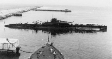 Кстати, в отличии от "танкостороя", французы очень порадовали в разработке подлодок. В данном случае, подводного крейсера, на борту которого также был самолёт-разведчик.

История подводной лодки уходит своими корнями к человеку, в честь которого она была названа – Роберт Сюркуф. Французский капер и пират в свое время получил прозвище «Гроза морей», за то что был неуловимым пиратом для английского флота и смог увести около 15 кораблей Британии за 90 дней.
И вот подводная лодка, получившая имя легендарного француза, также была неожиданным решением с максимальными возможностями для военно-морского применения.

В 1922 году, согласно договору по ограничению численности и водоизмещения надводных кораблей, многие морские государства увидели брешь в договоре – там не были указаны подводные корабли. Началась эра строительства подводных крейсеров с огромными возможностями.

Франция начинает строить подводные крейсера с 1927 года. Закладывают три подводных корабля. Однако французы успели достроить только один из них, как вступает в силу Лондонский договор, согласно которому подводные корабли ограничивают в калибре – главное орудие не должно иметь калибр более 155 мм.

Кстати, данная подлодка в договоре внесена в исключения, но строительство остальных было полностью остановлено.Именно данный подводный корабль получает имя легендарного француза – Сюркуф. Лондонский договор не зря внес подлодку «Сюркуф» в исключения – вооружение лодки составили два орудия 203х50 мм калибра. На то время торпеды – дорогое и новое оружие. Точность и поражающее расстояние торпед совсем небольшие с точки зрения использования торпед как основного оружия подводных лодок. К 1923 году во Франции складывается определенное мнение у специалистов в области построения подводных лодок, что артиллерийские орудия, состоящие на вооружении подводных лодок, не могут быть эффективны при поражении кораблей противника. Артиллерийское орудие калибра 203 мм было обосновано в первую очередь возможностью поражать любые транспорты противника.

«Сюркуф» становится вершиной инженерной мысли того времени. Субмарина сочетает в себе все возможности подводной лодки и огневых возможностей надводного корабля. Огромное водоизмещение субмарины - в 4.3 тысячи тонн, дополнительно вооружена 22 торпедами, с возможностью ведения огня при неполном всплытии. Длина подлодки 110 метров, дальность хода около 12 000 миль. Подлодка несла на себе гидросамолет, так что можно сказать, что «Сюркуф» был выполнен как подводный авианосец.

Подлодка «Сюркуф» поступает на вооружение военного флота Франции в 1932 году. Но то, что оказалось хорошо на чертежах и при осмотре невооруженным взглядом, оказалось совсем не таким в использовании. При неполном всплытии стрелять оказалось практически невозможно, нарушалась герметизация орудийной башни. Ремонт гигантской субмарины оказался очень сложным, при строительстве подлодки использовали нестандартный подход к креплению деталей и блоков, многие соединения откручивались либо в обратную сторону, либо специальным ключом или вообще с применением нестандартного откручивания.

Гидросамолет Бессон МБ.35, который поступил вместе с лодкой на вооружение, уже не справлялся с требуемыми заданиями, его меняют на гидросамолет Бессон МБ.410.01, который был выполнен как артиллерийский корректировщик. Новый самолет собирался очень быстро, вытащенный из специального ангара 2 на 7 метров, расположенного за главной рубкой, он собирался в течение 4-х минут, опускался на воду и поднимался с помощью специального крана.

К началу 2-й мировой войны подводный гигант «Сюркуф» совершил большое количество визитов в различные порты мира, демонстрируя собой мощь и величие морского флота Франции. Объявление войны застало «Сюркуф» далеко от Франции. Вместе с британским конвоем она прибывает во Францию, где становится на ремонт. Чтобы не быть захваченной, в июле 40 года субмарина «Сюркуф» срывается с ремонта и уходит через Ла-Манш в Англию. В середине июля 1940 года она на одном двигателе приходит в Британский Девонпорт. Туда же стягиваются оставшиеся корабли французского военно-морского флота.

Все корабли поступают под командование легендарного французского генерала Шарля де Голля. Начинается раскол среди французских военных на два противоположных лагеря. Не все хотят воевать против своих соотечественников. На «Сюркуфе» происходит саботаж, в результате которого погибают несколько человек. Подлодка «Сюркуф» остается в Британском порту.

Однако события у берегов Алжира в конец портят союзнические отношения. Английские корабли предложили французской ВМБ в Мерсель-Кебире или перейти на сторону союзников и воевать против германо-итальянских нацистов, или сложить оружие. В результате более 1200 французских военных моряков погибает. Это приводит французов в Британии в неадекватное состояние. На примере подводного корабля «Сюркуф» можно оценить эффект от данного действия английского флота. Только 14 человек из порядка полутора сотен членов экипажа остаются для продолжения боевых действий против нацистов. Остальные конвоируются в Ливерпульский лагерь для военнопленных.

На плечи французского офицера Луи Блезона ложится вся ответственность за дальнейшую судьбу «Сюркуфа». Он набирает команду из французских моряков, присоединившихся к «Свободной Франции», и гражданских матросов французского торгового флота. То было непростое время, когда мало кто точно представлял себе всю сложившуюся ситуацию. Немецкие пропагандисты постоянно призывали французов вернуться домой и не слушать английских аристократов. Гидросамолет «Сюркуфа» совершает несколько разведывательных вылетов, но в результате поломок остается на берегу, где его пытались починить своими силами, но неудачно.

В ходе проведения различных операций на море, в которых подлодка принимала участие, она в итоге попадает в американский Портсмут. Положение на подлодке очень плачевное – 10 человек содержались под арестом, общая атмосфера на «Сюркуфе» была крайне низкой. Чуть погодя лодка получает повреждения при маневрах, происходит столкновение с американской подлодкой.

Повреждения не успевают отремонтировать, как лодка получила приказ на переход для пополнения боевой мощи «Свободной Франции». В то время японцы уничтожили американский флот в Перл-Харборе, и союзники нуждались в любых боевых силах, способных увеличить военно-морскую мощь на море. При переходе в Сен-Пьер из Галифакса, в начале 1942 года субмарину преследуют неприятности. Шторм повреждает рубку, заклинивает орудийную башню, повреждает люки, надстройки и торпедные аппараты. Потеряв большую часть мореходности, подлодка возвращается в Галифакс.

Практически сразу «Сюркуф» получает приказ совершить переход на Таити, через Бермуды.«Сюркуф» приходит на Бермуды с опозданием, так как успел получить очередные повреждения. Повреждения получила двигательная установка, примерный ремонт которой требовал около полугода ремонтных работ.
Из секретных донесений, положение на «Сюркуф» не улучшилось. Моральное состояние экипажа было ужасным.

Предлагались разные варианты в связи с огромными повреждениями и тяжелым моральным состоянием экипажа. Один из них - перегнать подлодку в Англию и списать. Но подлодка олицетворяла собой военно-морскую мощь Франции и много значила для морального духа «Свободной Франции». Адмирал Хортон принимает решение о дальнейшем переходе подлодки на Таити. В начале февраля 1942 года подводный корабль получает приказ продолжить движение к Таити.

12 февраля 1942 года подводный крейсер «Сюркуф» вышел из порта в Бермудах и пошел в надводном положении через Карибское море на Таити. Кроме предполагаемого маршрута и приблизительных координат, больше никаких сведений о подлодке «Сюркуф» нет. 19 февраля в Англию приходит секретная телеграмма – подлодка «Сюркуф» не прибыла в пункт назначения.

Было много предположений о возможном столкновении французского «Сюркуф» с американским судном или о переходе «Сюркуф» на Мартинику вследствие полного морального падения на корабле и нежелания продолжать участвовать в боевых действиях. Но как бы то ни было французский подводный крейсер вошел в историю как мощный боевой корабль, который с момента начала своей службы и до сих пор олицетворял и будет олицетворять военно-морскую мощь Франции. Возможно, история о чем-то умолчала, и дух великого французского капера до сих пор волнует воды морских просторов.

Основные характеристики:
- год спуска 1929;
- год выхода из флота 1942;
- официальная версия – затонула;
- тип подлодки - крейсерская ДПЛ;
- скоростные характеристики под/над 10/18 узлов;
- рабочая глубина до 80 метров;
- длительность плавания до 3 месяцев;
- команда корабля до 150 человек;
- ширина 9 метров;
- осадка 7 метров;
- два дизеля общей мощностью 15 000 л.с;
Вооружение:
- два орудия 203х50 мм;
- 14 ТА 550 и 400 мм, боезапас 22 торпеды;
- две артпушки 37 мм;
- четыре 13.2-мм пулемета;
- один гидросамолет Бессон 411

Дополнительная информация.
Не всех до сих пор устраивает официальная версия гибели подводного крейсера «Сюркуф». Французские историки и исследователи до сих пор стараются найти подлодку или узнать точнее о судьбе великого для Франции подводного корабля.