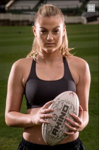 Девушку зовут Джорджия Пейдж. Случай произошёл в матче австралийской женской лиги по регби. Так что, это не футбол. Впрочем, это ничуть не мешает мне восхищаться её стойкостью. В газетах писали, что в этом матче ей нехило нос разбили. Потом понадобилась серьёзная пластика. Но судя по фоткам, вроде вправили нормально. Кстати, очень даже симпатичная :)