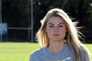 Девушку зовут Джорджия Пейдж. Случай произошёл в матче австралийской женской лиги по регби. Так что, это не футбол. Впрочем, это ничуть не мешает мне восхищаться её стойкостью. В газетах писали, что в этом матче ей нехило нос разбили. Потом понадобилась серьёзная пластика. Но судя по фоткам, вроде вправили нормально. Кстати, очень даже симпатичная :)