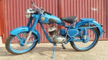 мотоциклы моей молодости.
1) м1м отец купил за 15 рублей не исправнымкогда мне было 13 лет сказал захочешь сделаешь. после 2 недель моего мученья полез сам потом понял что не получиться купил 2 м 106 за бутылку самогонки.
Из 2 я собрал 1 это был м 106 заводился только с толкача  но мне было пофиг радости пацанскому не было предела.
3) Восход 3 мне достался по наследству от старшего брата я был самым крутым пацаном в своём классе  Эх сколько одноклассниц и соседских девчонок я перекатал и перетискал на нём.
4) Урал Отец мне купил НОВЫМ!!! Отец решил что заслужил так как.
- после 9 класса так как мне уже было 16, 9 класс  школы закончил только с 2 четверками остальные пятёрки.
- победитель и призер районных олимпиад по предметам,
- секретарь комсомольской организации школы.
-1 юношеский разряд по тяжёлой атлетике.
- первый помощник у отца по конструированию и ремонту самодельной машины и трактора
(В совхозе в советские времена из металлолома в виде списанной совхозной техники это было запросто).
В общем отец решил что заслужил и достоин.
Эх  какие  золотые были времена ностальгия "шо пиндец" и отец уже 19 лет как похоронен.
Земля ему пухом простому совхозному слесарю и трактористу